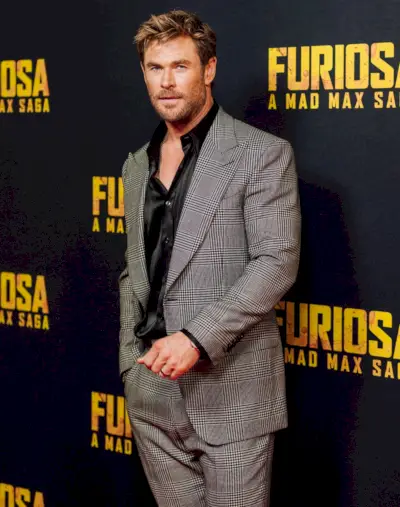 Chris Hemsworth sa dostal na červený koberec na austrálsku premiéru filmu Furiosa: A Mad Max Saga a oblieka si oblek Toma Forda. Foto: Warner Bros