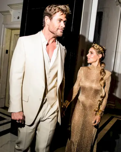 Chris Hemsworth na snímke, ako odchádza z The Carlyle so svojou manželkou Elsou, má na sebe vzhľad Toma Forda na Met Gala v roku 2024.