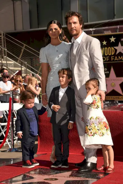 Matthew McConaughey, sua moglie Camila Alves e i figli Levi, Vida e Livingston sono perfetti, vestiti tutti Dolce & Gabbana.