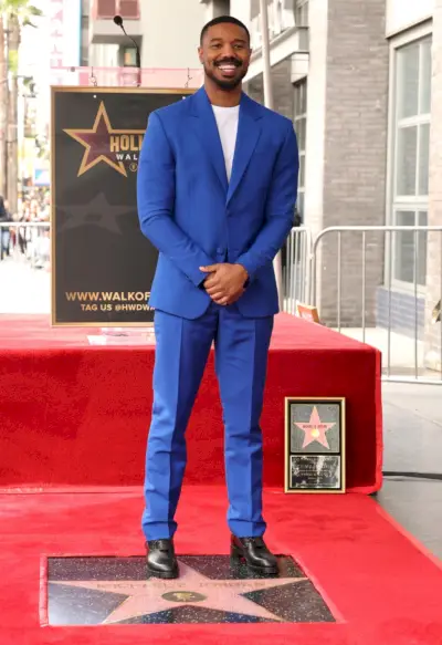 Michael B Jordan Terno Versace Azul na Calçada da Fama de Hollywood