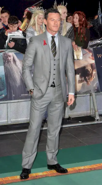 Luke Evans draagt ​​Gieves & Hawkes bij de wereldpremière van ‘The Hobbit: The Battle of the Five Armies’