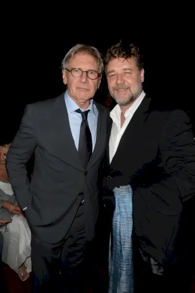 俳優のハリソン・フォードとラッセル・クロウがジョルジオ・アルマーニの服を着て一緒に写真を撮る