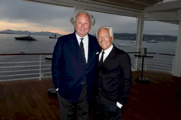 この夜の共同司会者、デザイナーのジョルジオ アルマーニがヴァニティ フェア編集長のグレイドン カーターとポーズをとる