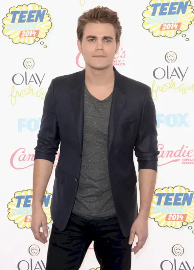 Pols Veslijs spēlē relaksētu, bet izsmalcinātu ansambli, savienojot pieguļošu bleizeru ar vienkāršu t-kreklu un džinsu pāri.