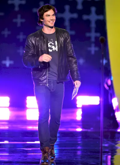 Ians Somerhalders savieno vienkāršu grafisku T-kreklu ar ādas jaku un džinsiem