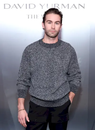 Chace Crawford in lässigem Strick, geschmückt mit einem Armband von David Yurman.