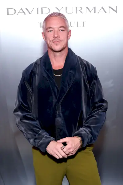 Diplo kombiniert beim Abendessen mit David Yurman eine Samtjacke mit einem Siegelring, Armbändern und einer Halskette.