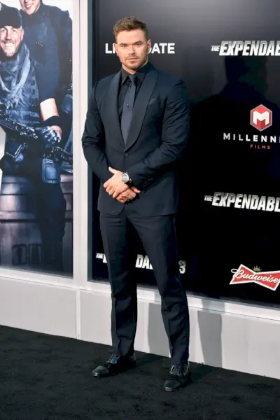 „Kellan Lutz“ derina tamsiai ir juodą spalvą, skirtą „Ermenegildo Zegna Suiting Moment“.