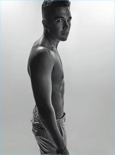 Austin Mahone, der poserer for fotografen Chris Colls' objektiv, viser sin sixpack frem.