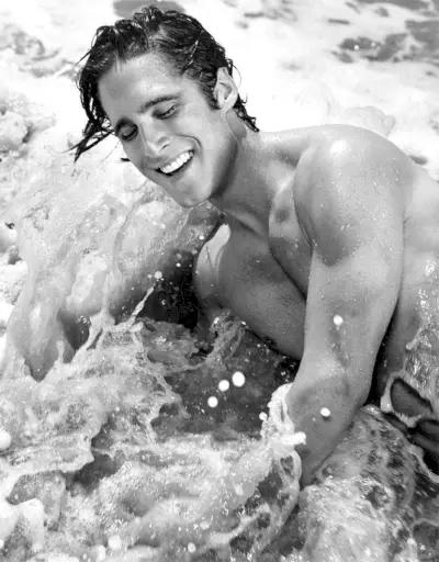 Idąc na plażę i bez koszulki, Diego Boneta pojawia się w Abercrombie & Fitch