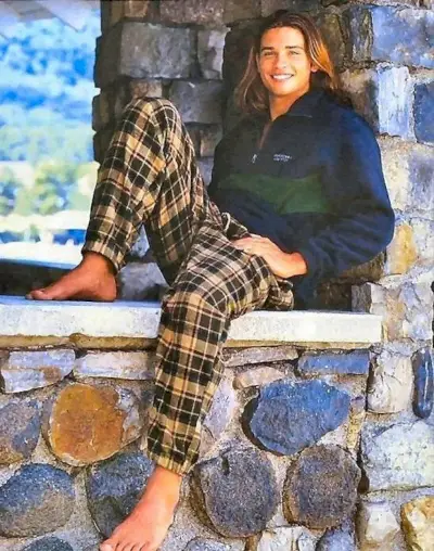 Mając długie włosy i wygodną piżamę, Tom Welling związał się z Abercrombie & Fitch jako model w 2000 roku.