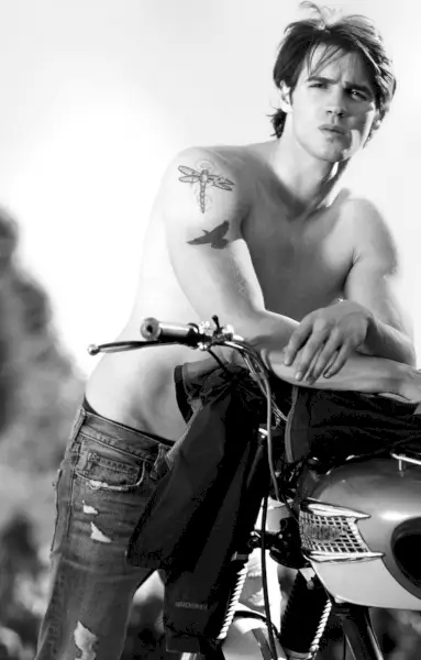 Pozujący na rowerze bez koszulki aktor z „Pamiętników wampirów” Steven R. McQueen pojawia się w reklamie Abercrombie & Fitch z wiosny 2014 roku.