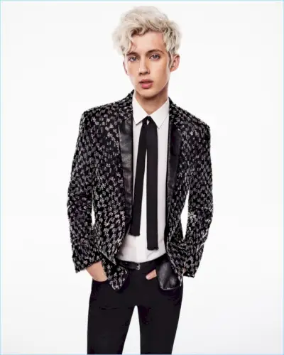 Indo glamuroso, Troye Sivan usa um número bem adaptado da Saint Laurent.