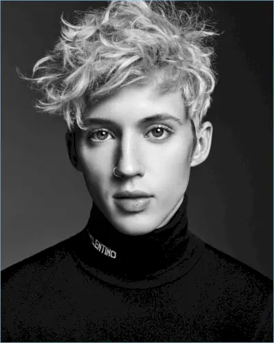 Pronto para o close-up, Troye Sivan usa uma gola alta Valentino.