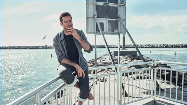 Der amerikanische Schauspieler Armie Hammer trägt ein Joseph-Overshirt mit einem NN07-T-Shirt und eine Beams-Jogginghose.
