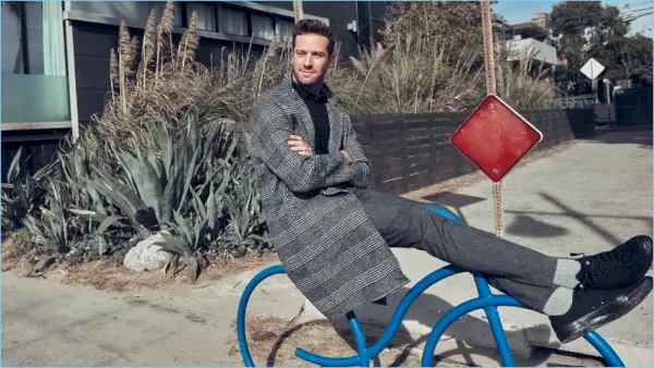 Im Gespräch mit Mr. Porter trägt Armie Hammer einen Mantel von Solid Homme und ein Poloshirt von Tom Ford. Außerdem trägt er NN07-Hosen und Converse-Turnschuhe.