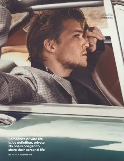 Joe Alwyn steigt in einen Oldtimer und trägt einen Pullover und eine Jacke von Louis Vuitton.