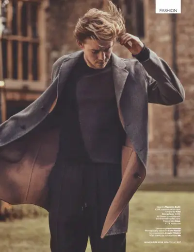 Als Hauptdarsteller eines Fotoshootings trägt Joe Alwyn einen Mantel von Massimo Dutti, einen Pullover von Kiko Kostadinov und eine Hose von BOSS.
