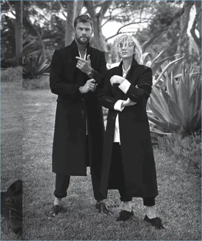 Abraçando a alfaiataria, Chris Hemsworth e Cate Blanchett posam para uma foto. Hemsworth veste um casaco Wardrobe NYC, camisa Louis Vuitton e calças Giorgio Armani.