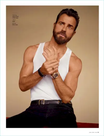 Balançando uma regata Calvin Klein, Justin Theroux também usa jeans AMIRI e um cinto Kelly Cole.