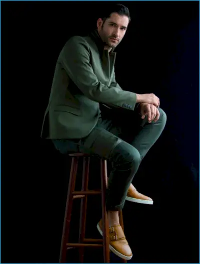 Toms Eliss ir daļēji ikdienišķs zaļā Calvin Klein numurā.