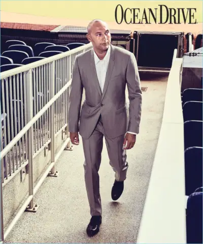 Conectando con Ocean Drive, Derek Jeter luce un traje de lana de dos piezas de Dolce & Gabbana. También viste una camisa Armani Collezioni y sus propios zapatos de vestir.
