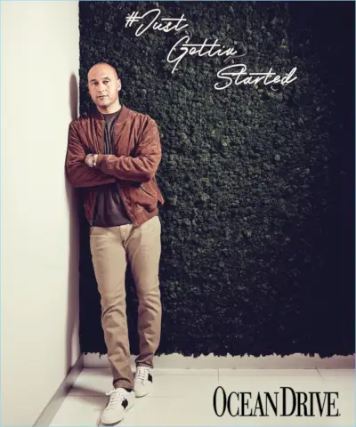 De manera informal, Derek Jeter luce una chaqueta bomber de gamuza POLO Ralph Lauren, zapatillas Gucci, un suéter Neil Barrett y jeans Balmain.