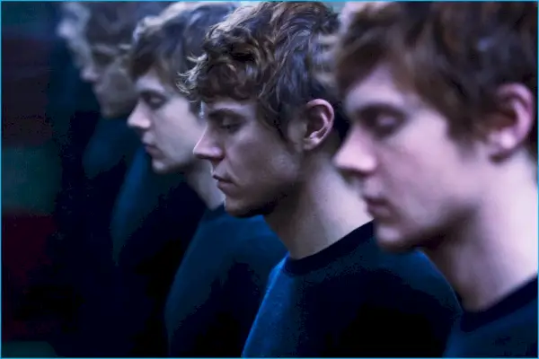 Juliet Vo aprengia Evaną Petersą „The Laterals“ Ted Baker megztiniu.