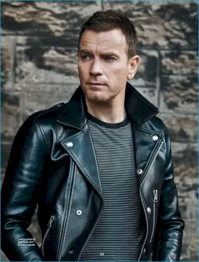 Ewan McGregor es una visión genial con una chaqueta motera de cuero de Tom Ford y una camiseta a rayas de Saint Laurent.