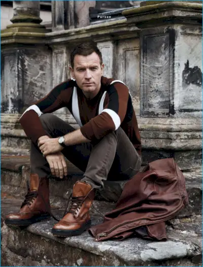 Ewan McGregor hace una rica declaración de otoño con un suéter de Neil Barrett con pantalones de pana de Tom Ford, una chaqueta de cuero de Scott y un reloj Hermes con Tod.
