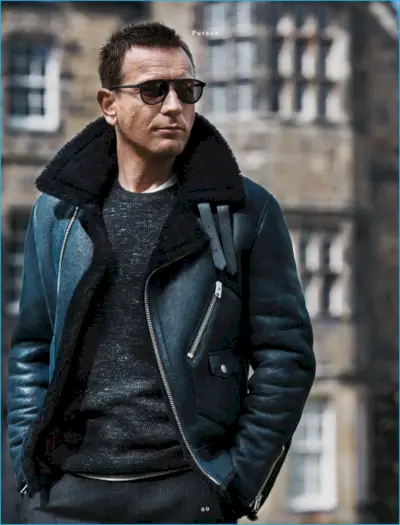 Ewan McGregor viste una chaqueta de cuero y piel de oveja de Coach con un suéter de Vince, una camiseta de AllSaints, pantalones de Tom Ford y gafas de sol Illesteva.