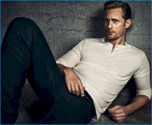 Alexander Skarsgård está pronto para a câmera enquanto se conecta com o fotógrafo Michael Schwartz para a Vanity Fair Italia.