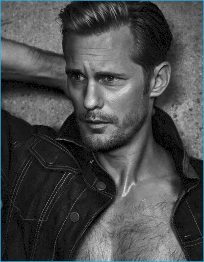 Ostentando uma jaqueta jeans, Alexander Skarsgård enfeita as páginas da Vanity Fair Italia.