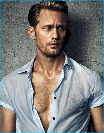 Alexander Skarsgård fotografado com uma camisa azul clara desabotoada para a Vanity Fair Italia.