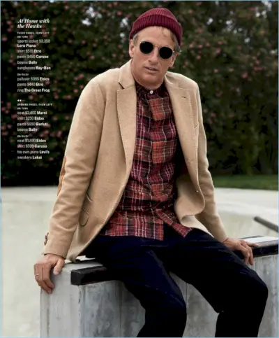 Tony Hawk knyter an till GQ Style och bär en Loro Piana sportjacka med en Etro-skjorta. Caruso-byxor, en Bally-mössa och Ray-Ban-solglasögon kompletterar hans look.