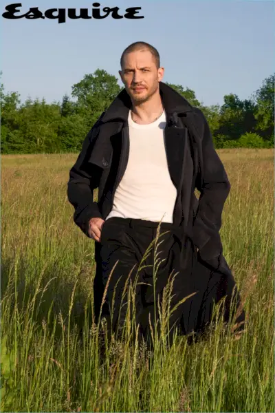 L'acteur Tom Hardy enfile un manteau et un pantalon Giorgio Armani avec un t-shirt Armani Exchange.