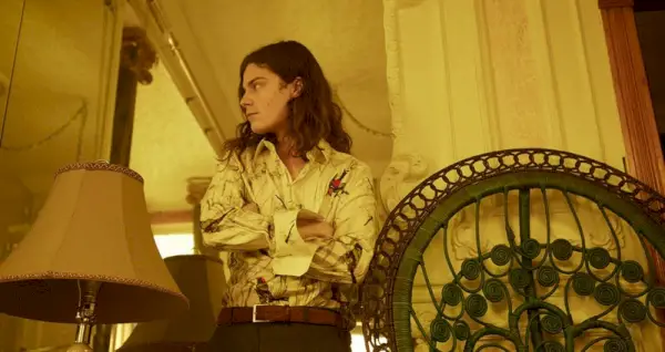 BØRNS har på seg skjorte Dolce & Gabbana og bukser Prada.