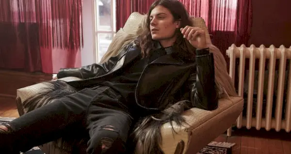 BØRNS har på seg skjorte Alexander McQueen, jeans og bikerjakke i skinn Saint Laurent.
