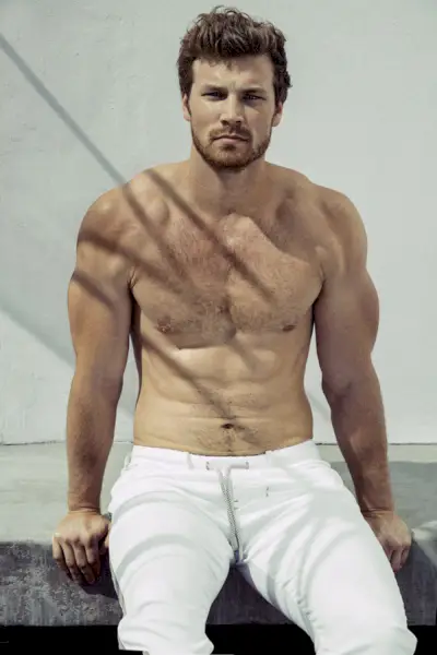 Derek Theler pozuje bez koszulki i odsłania swój sześciopak.