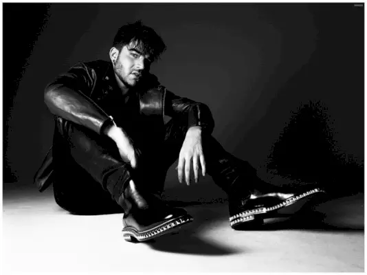 Adam Lambert pózuje na fotení o hlade, hovorí „Keeping It Real“