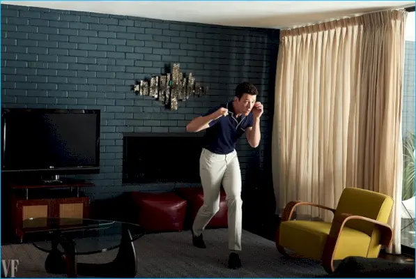 En position de combat, Miles Teller arbore un polo Orlebar Brown avec un pantalon Incotex et Tod