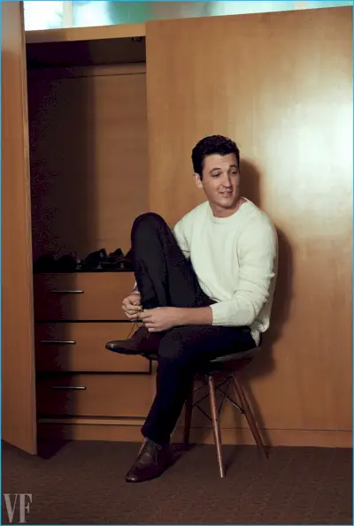 Miles Teller porte un A.P.C. pull avec pantalon Ermenegildo Zegna et Tod