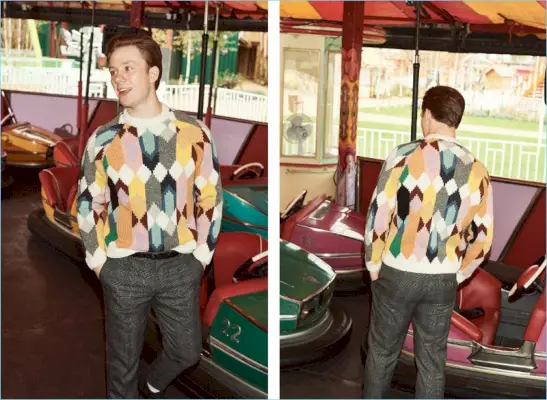 Joe Cole trägt einen Prada-Pullover mit einer karierten Hose von Maison Margiela und einem Lanvin-Ledergürtel.