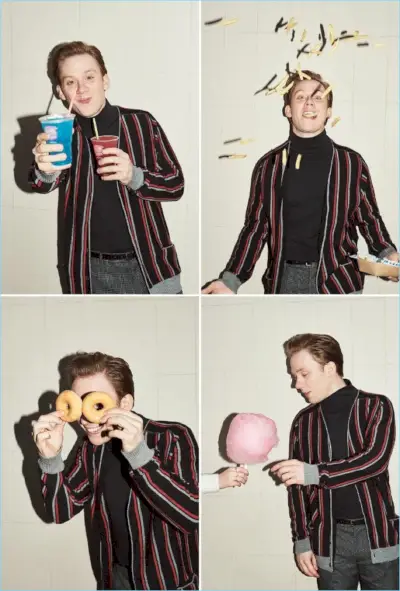 Joe Cole albert herum und trägt eine gestreifte Lanvin-Strickjacke mit einem Rollkragenpullover von Our Legacy. Cole trägt außerdem karierte Hosen von Maison Margiela und einen Lanvin-Ledergürtel.