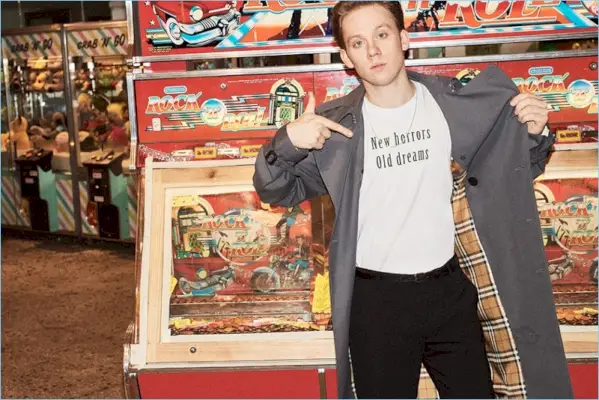 Der englische Schauspieler Joe Cole trägt eine Raf Simons