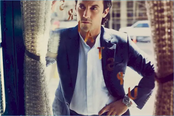 Eine kluge Vision: Milo Ventimiglia trägt eine Anzugjacke von Tom Ford, ein Hemd mit Grandad-Kragen von Paul Smith und eine Piaget Polo S-Chronographenuhr.