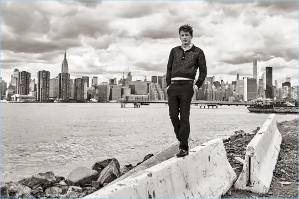 Sanger Charlie Puth har på seg en Salvatore Ferragamo-skjorte, genser og bukser. Han har også et John Hardy-armbånd og Santoni-sko.