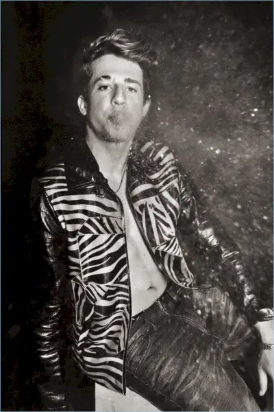 Med hovedrollen i en fotoseanse har Charlie Puth en Frame dongeriskjorte og Bottega Veneta-jakke.