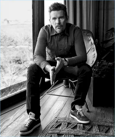 Michael Schwartz fotograferer Ethan Hawke for Haute Living.