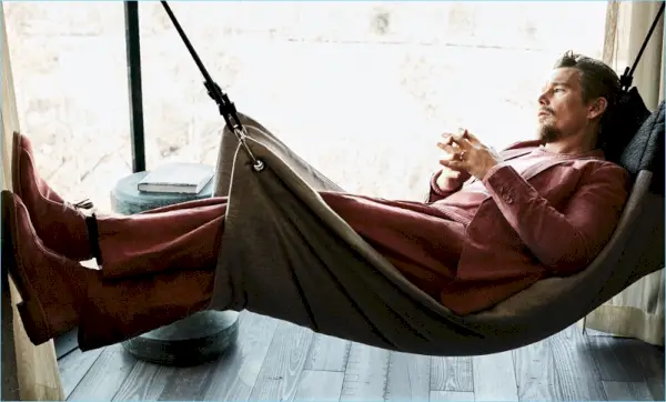 Skuespilleren Ethan Hawke ifører sig mode fra Bottega Veneta for Haute Living.